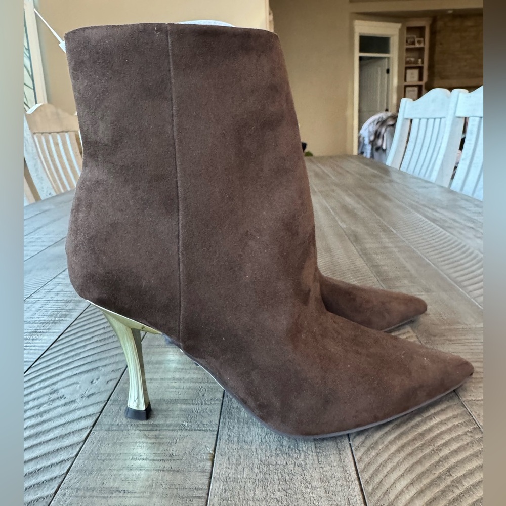 Nine West Pasey Brown Faux Suede Gold Heel Ankle Bootie Women’s Size 9.5 (NWOT)